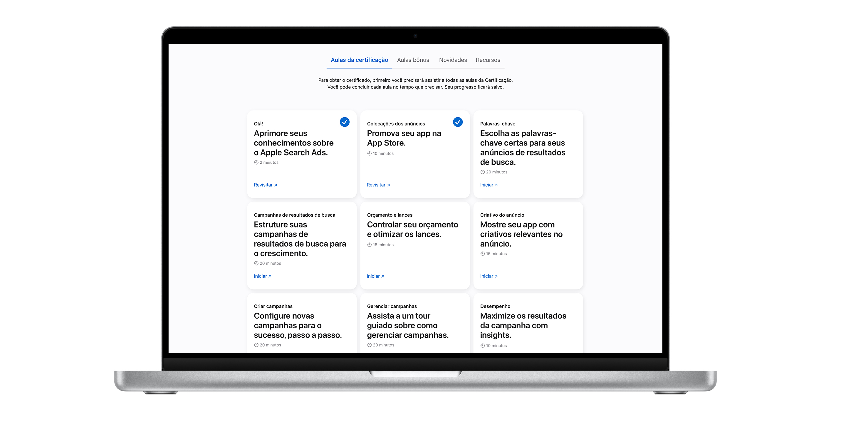 A página de lições da Certificação Apple Search Ads mostrando nove módulos de aula. As duas primeiras lições têm marcas de seleção azuis, indicando que foram concluídas.