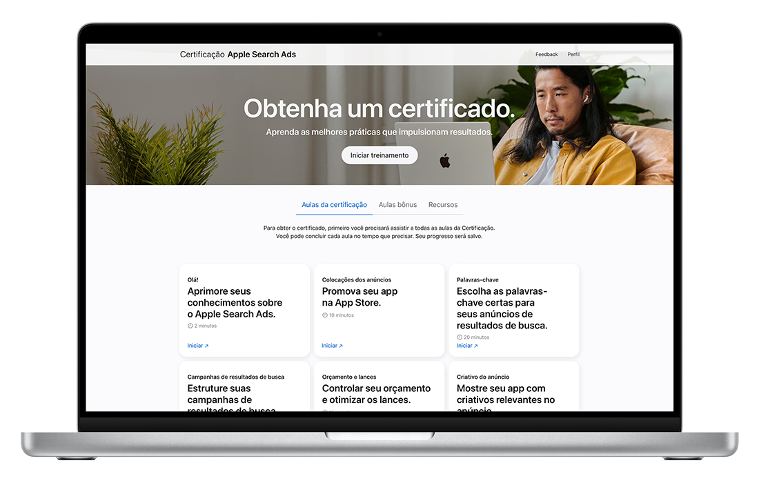 Um MacBook mostrando a página inicial da Certificação do Apple Search Ads.