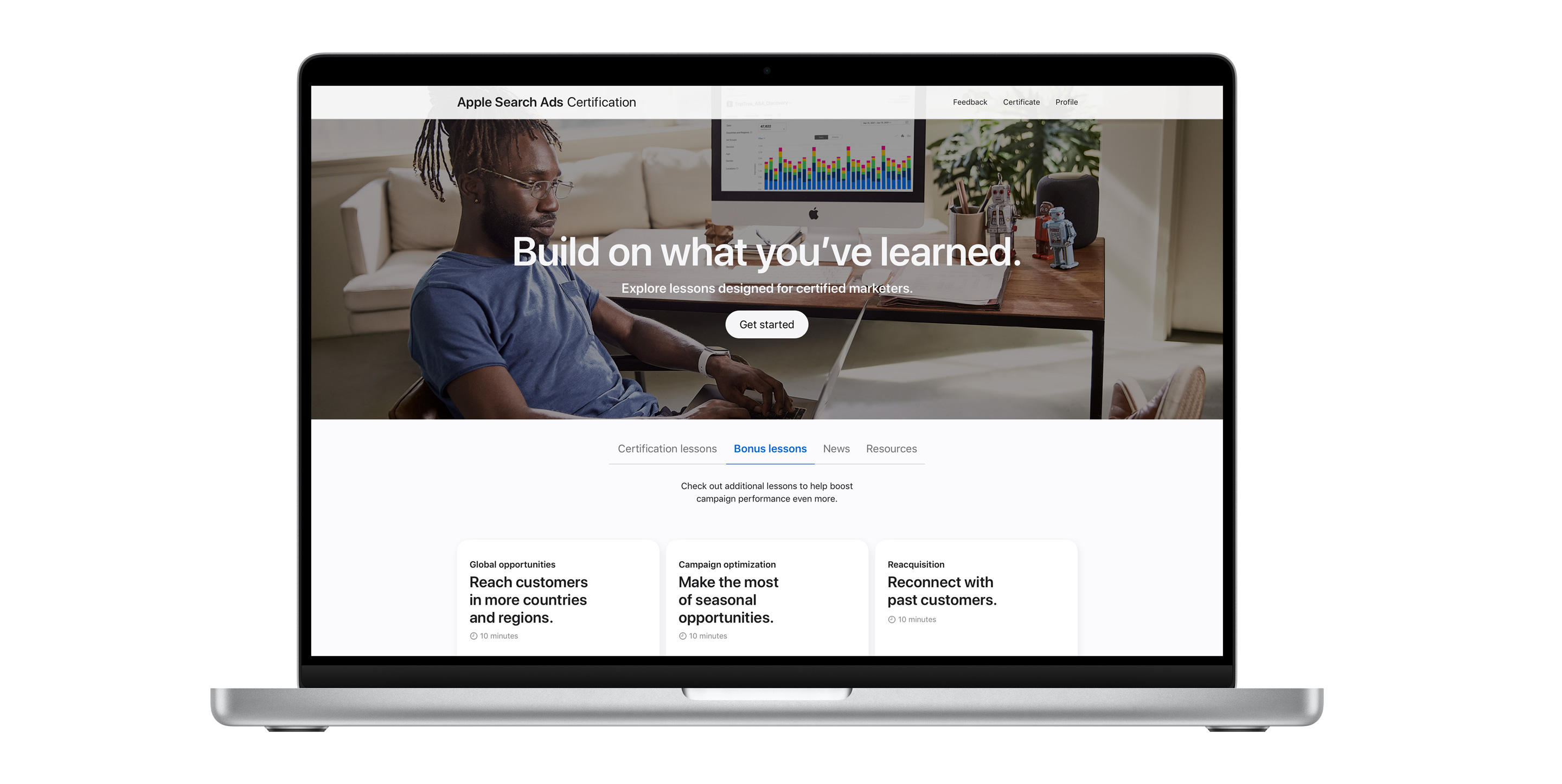 Apple Search Ads 认证页面显示“奖励课程”标签。其中显示了三个有助于提升广告系列效果的课程。