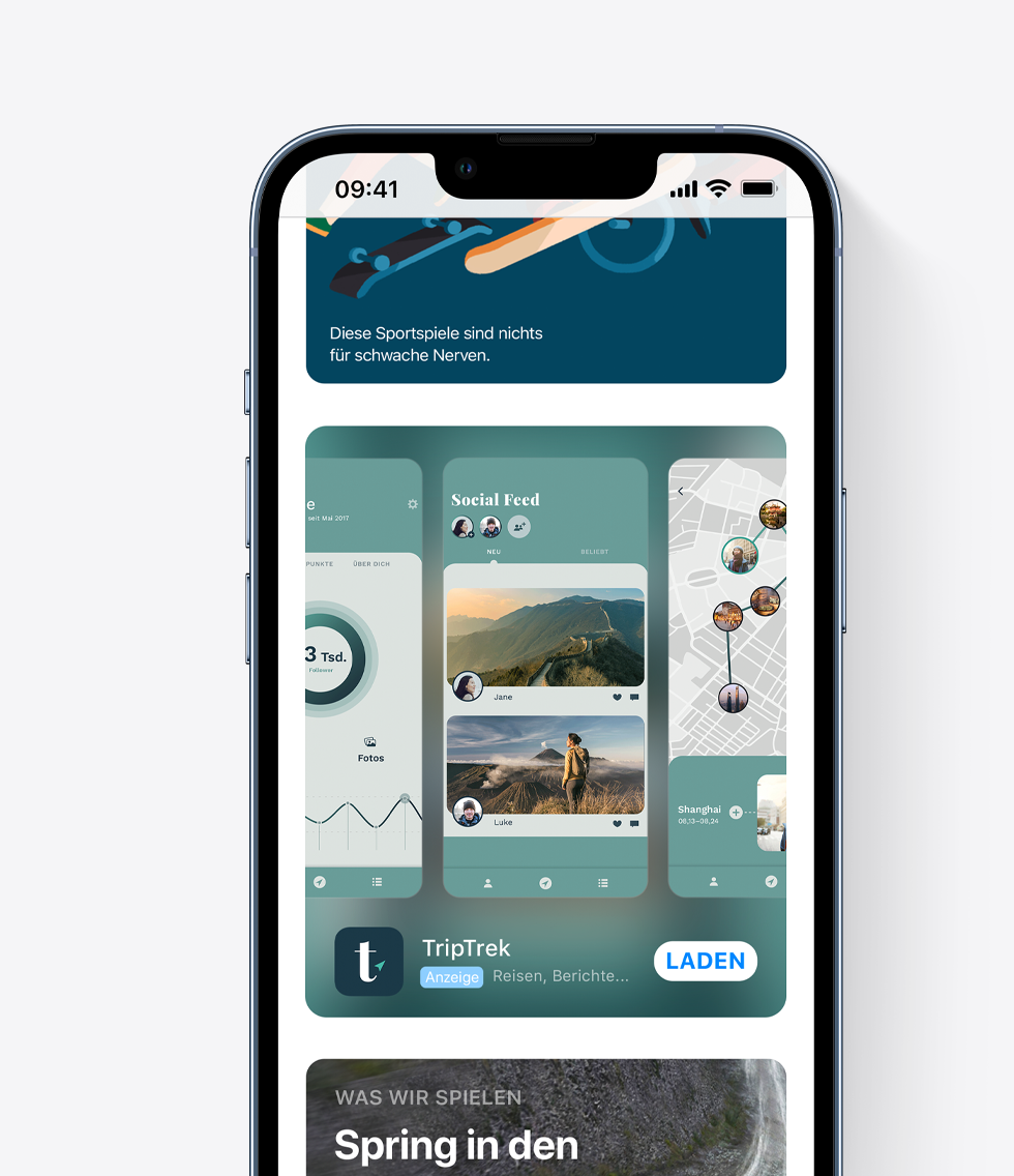Ein iPhone mit geöffnetem App Store und einer Anzeige für die Beispiel-App „TripTrek“, die gut sichtbar auf dem Tab „Heute“ angezeigt wird. Die Anzeige zeigt Screenshots einer Schrittzählfunktion, einen Social-Media-Feed mit Bildern von Ausflugszielen und eine Karte von Shanghai.