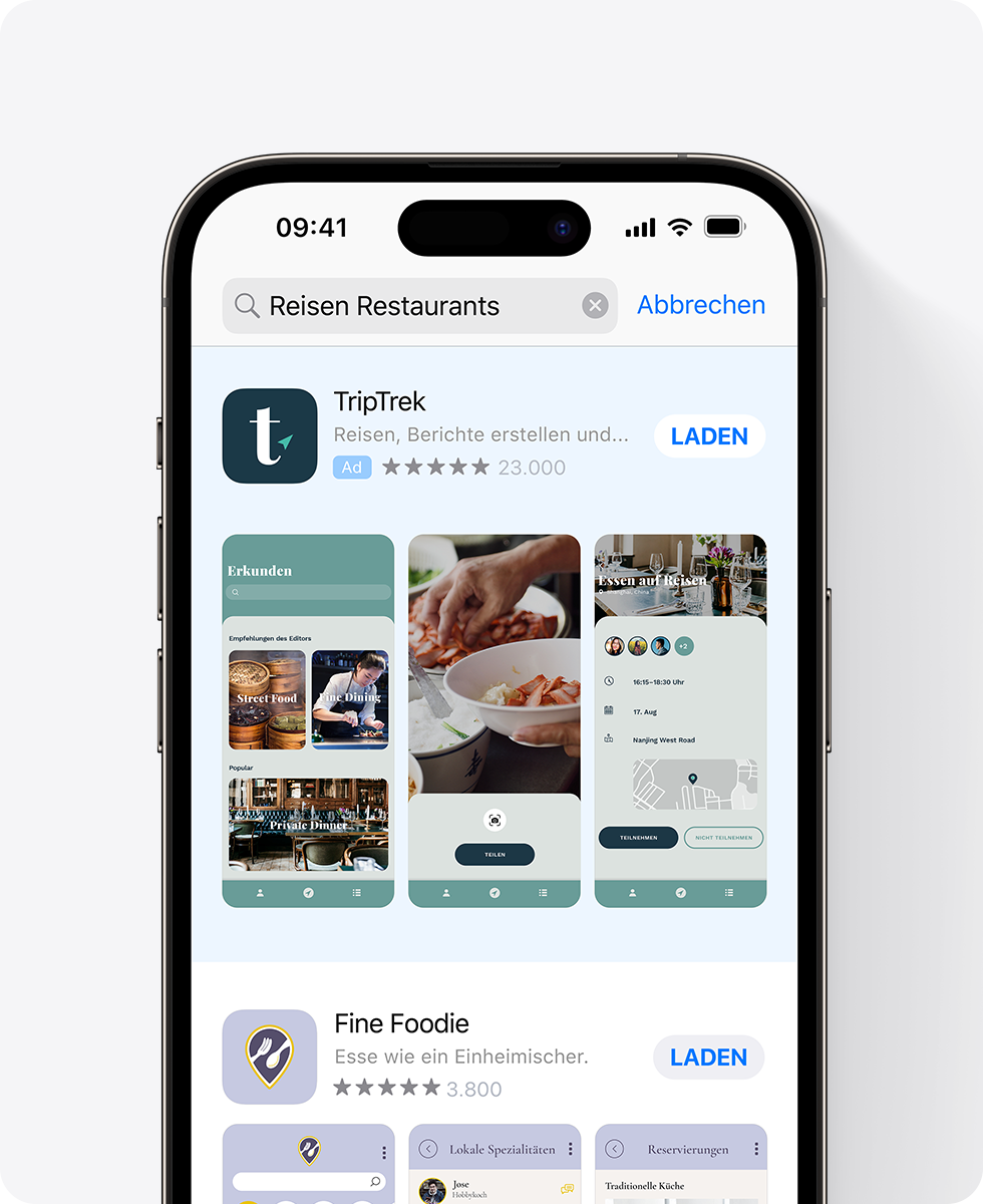 Auf einem iPhone wird oben in den App Store Suchergebnissen eine Anzeige für die Beispiel-App „TripTrek“ eingeblendet. Die Anzeige enthält drei Screenshots zum Thema Gastronomie und die in das Suchfeld eingegebene Suchanfrage lautet „Reise Gastronomie“.