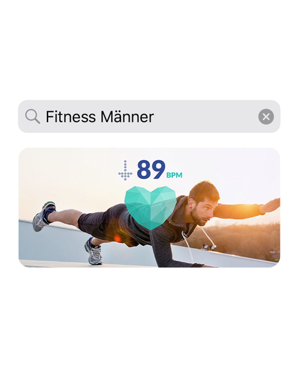 Ein App-Screenshot, der die Suchanfrage „Men's fitness“ (Fitness für Männer) zeigt; darunter das Bild eines Mannes, der trainiert.
