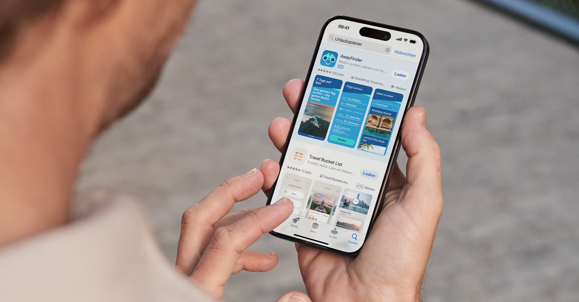 Eine Person sucht im App Store nach „Urlaubsplaner“ und AwayFinder erscheint oben in den Suchergebnissen.