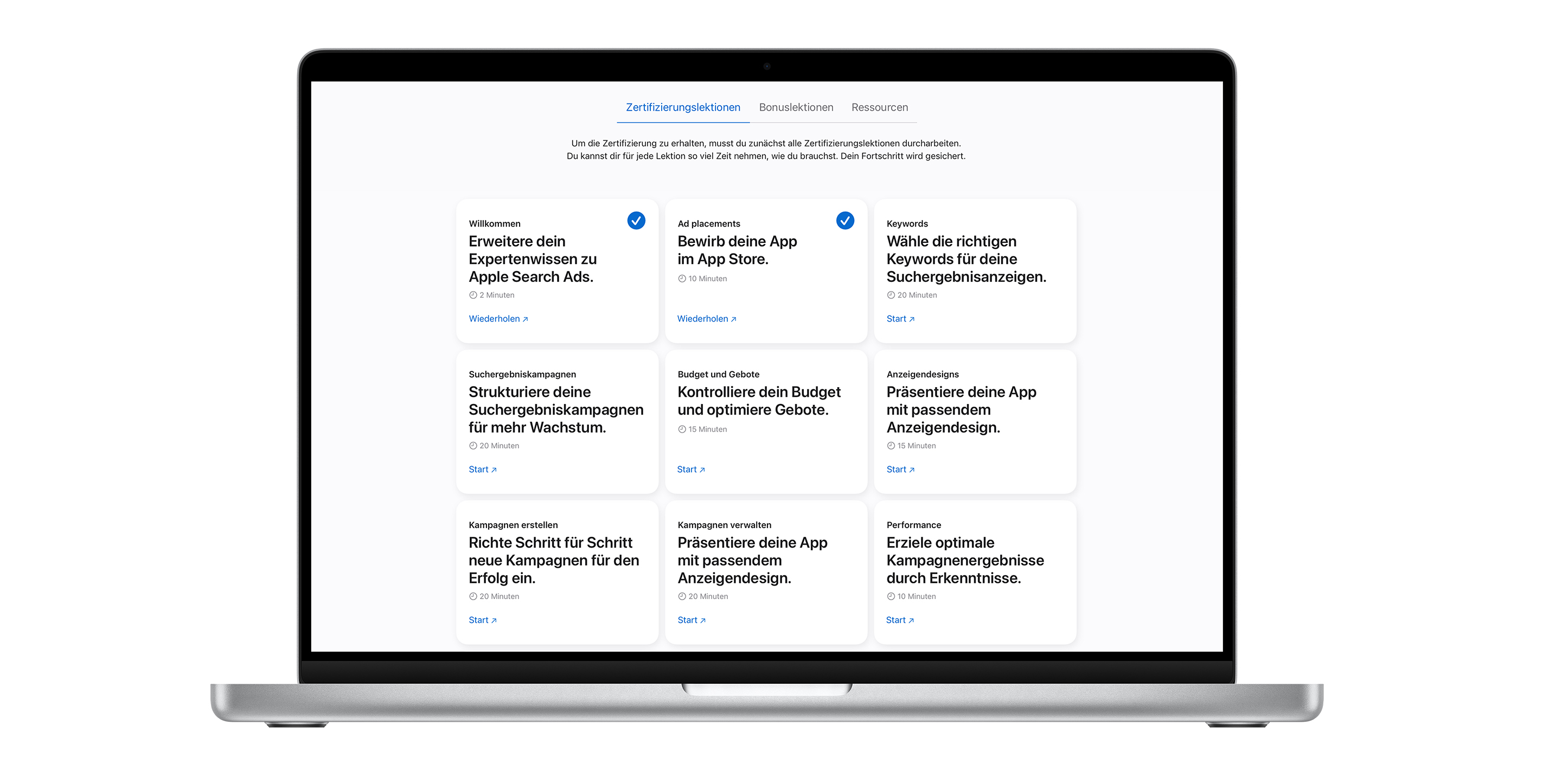 Die Lektionsseite zur Apple Search Ads Zertifizierung mit neun Lektionsmodulen. Die ersten beiden Lektionen sind mit blauen Häkchen versehen, die anzeigen, dass sie abgeschlossen sind.