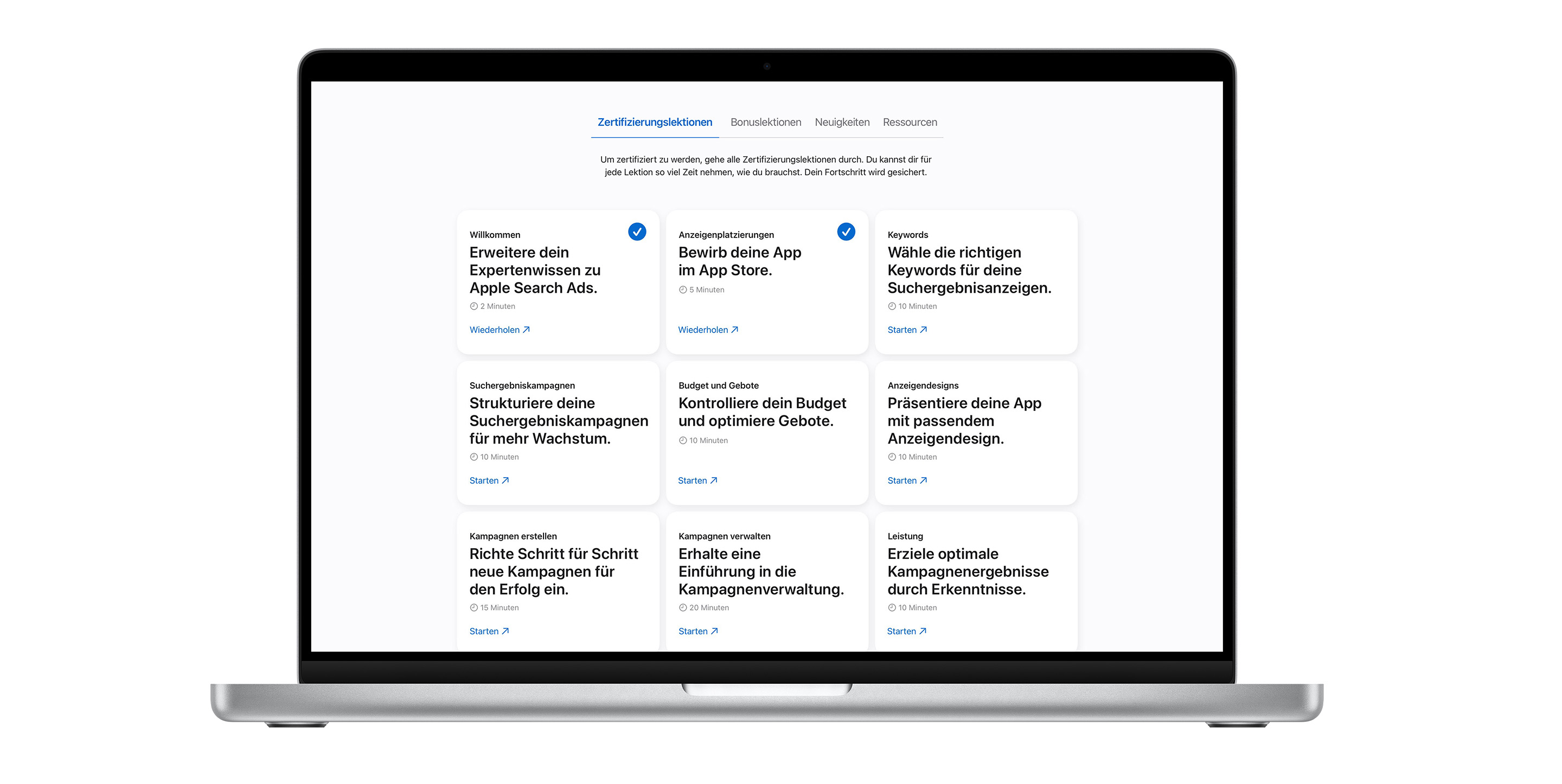 Die Lektionsseite zur Apple Search Ads Zertifizierung mit neun Lektionsmodulen. Die ersten beiden Lektionen sind mit blauen Häkchen versehen, die anzeigen, dass sie abgeschlossen sind.