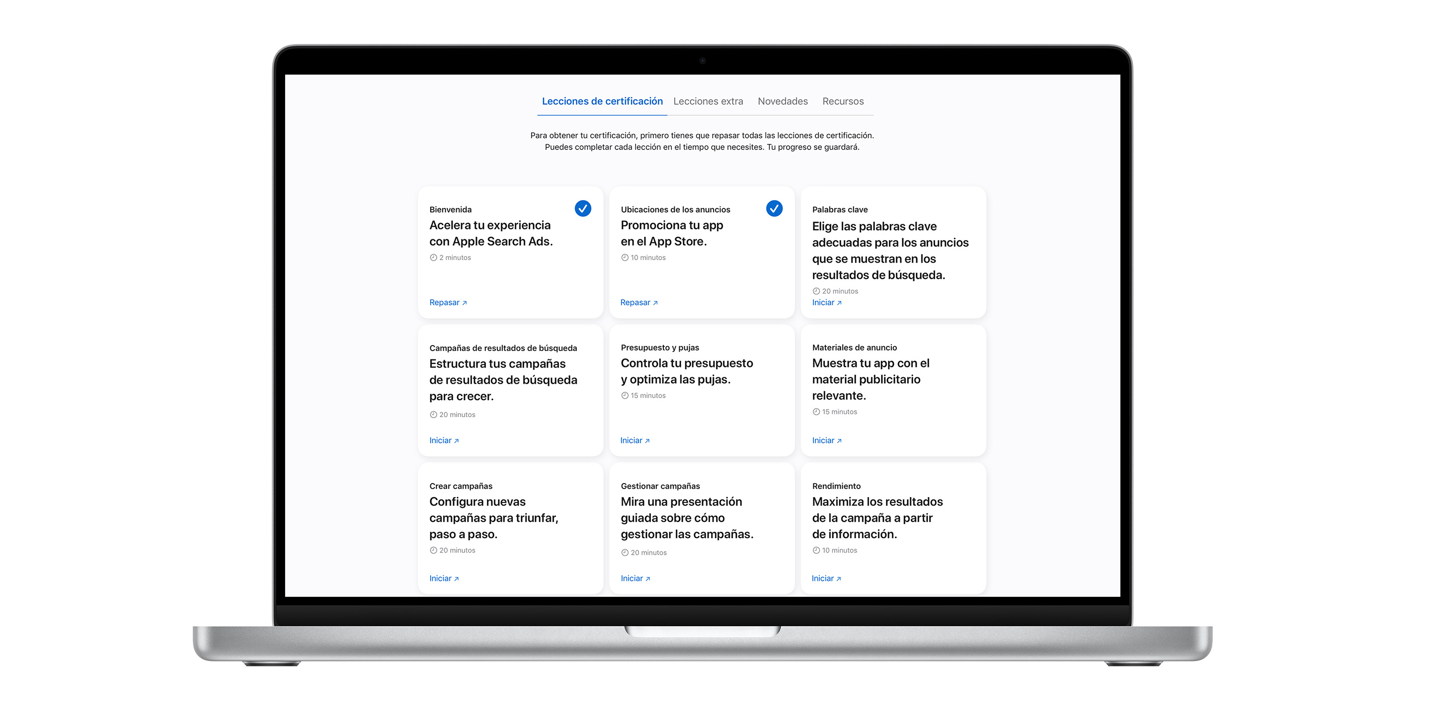 La página de lecciones de la certificación de Apple Search Ads mostrando nueve módulos de lecciones. Las dos primeras lecciones tienen marcas de verificación azules, lo que indica que ya se han completado.