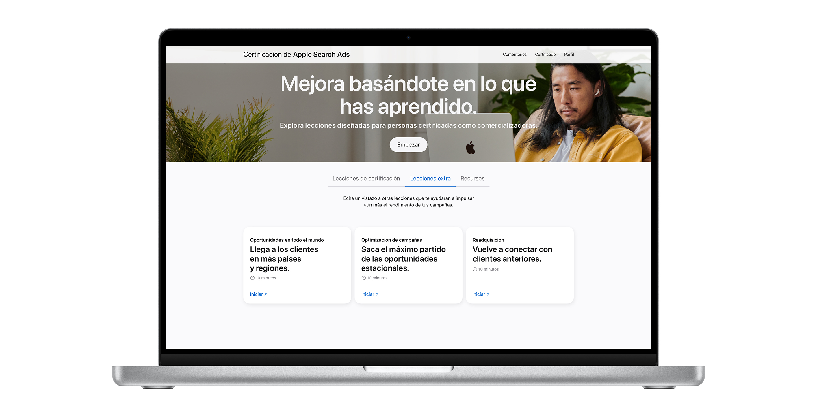 La página de certificación de Apple Search Ads mostrando la pestaña de lecciones extra. Muestra tres lecciones para ayudar a mejorar el rendimiento de la campaña.