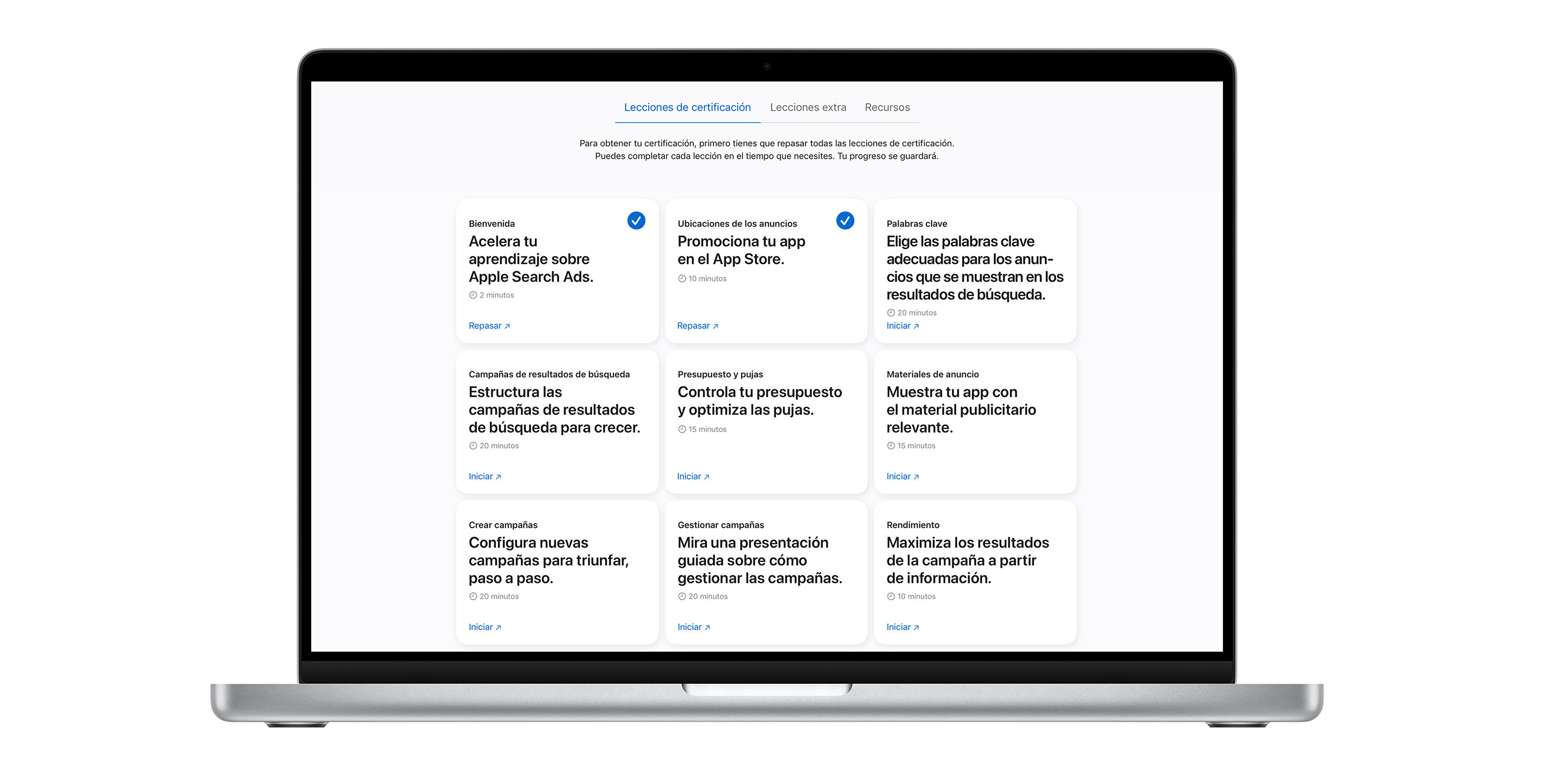 La página de lecciones de la certificación de Apple Search Ads mostrando nueve módulos de lecciones. Las dos primeras lecciones tienen marcas de verificación azules, lo que indica que ya se han completado.