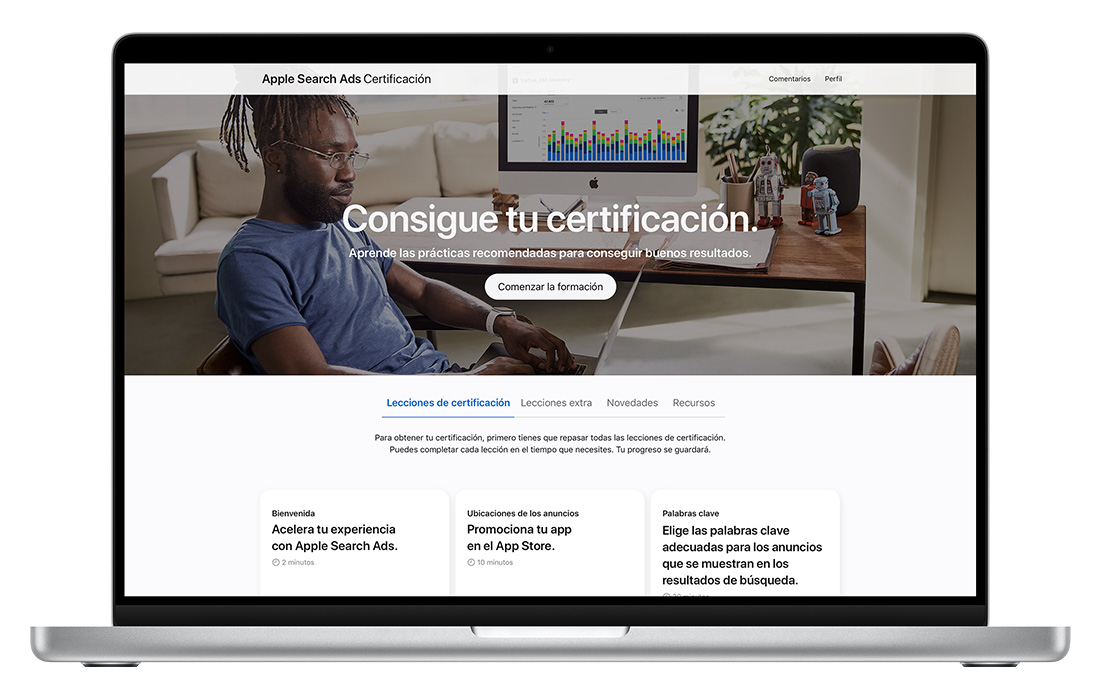 Un MacBook que muestra la página de inicio de la certificación de Apple Search Ads.