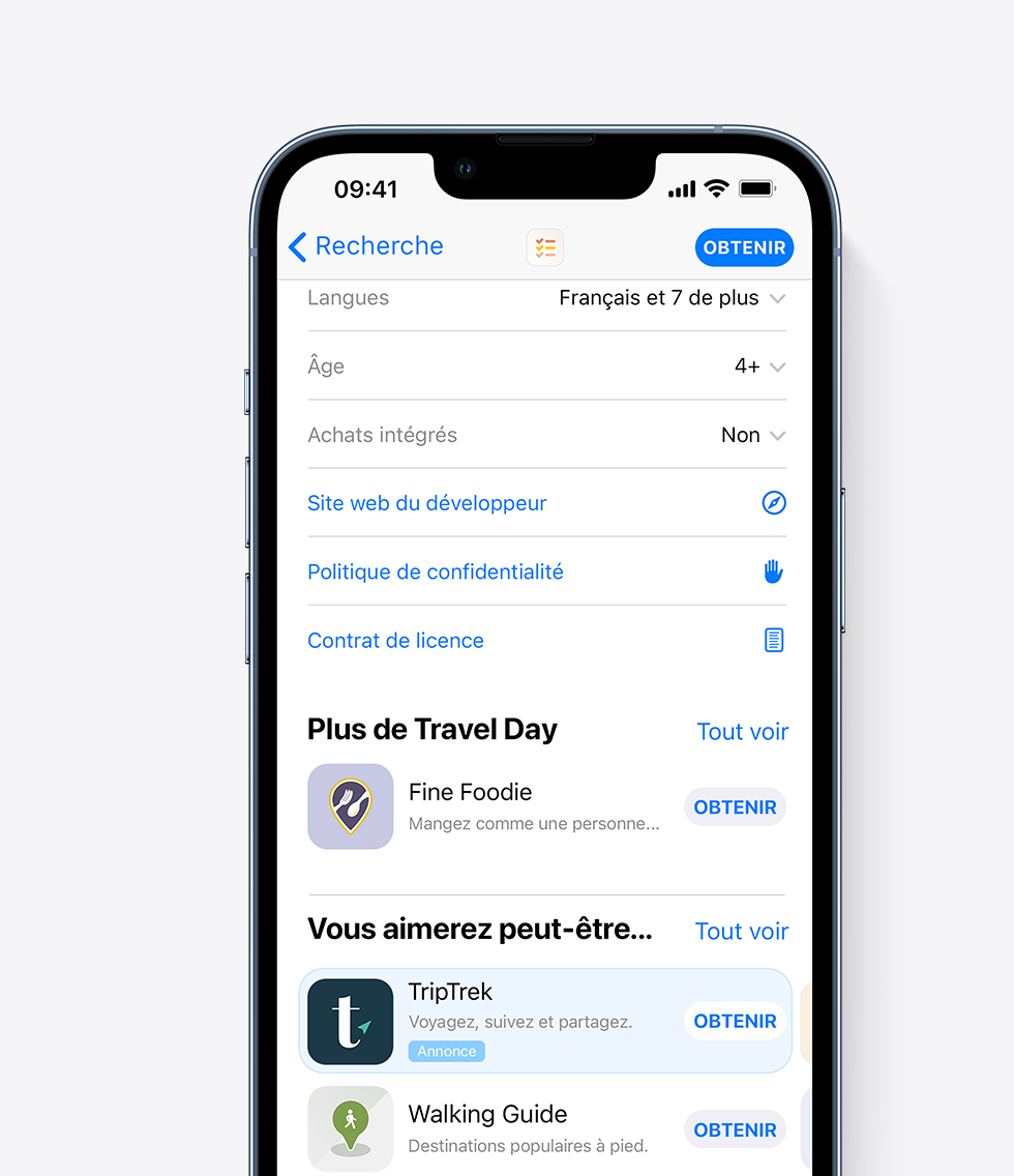 Un iPhone avec l’App Store ouvert. Une annonce de l’app fictive TripTrek apparaît au bas d’une page de produit dans l’App Store, où elle pourrait apparaître lorsque la page défile vers le bas.