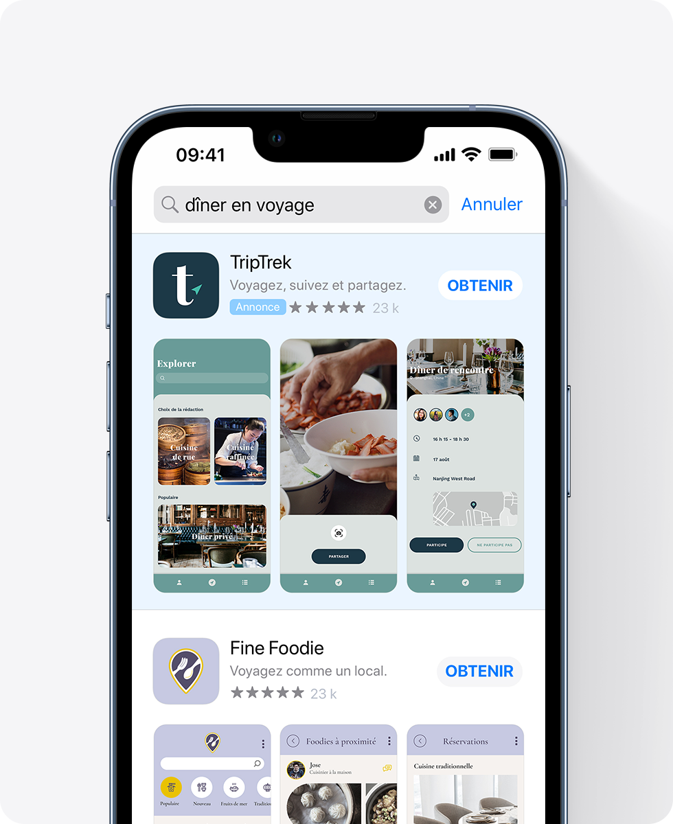 Un iPhone affiche une annonce pour l’app fictive TripTrek en haut des résultats de recherche de l’App Store. L’annonce contient trois captures d’écran concernant des restaurants et la requête saisie dans le champ de recherche est « restaurants voyage ».