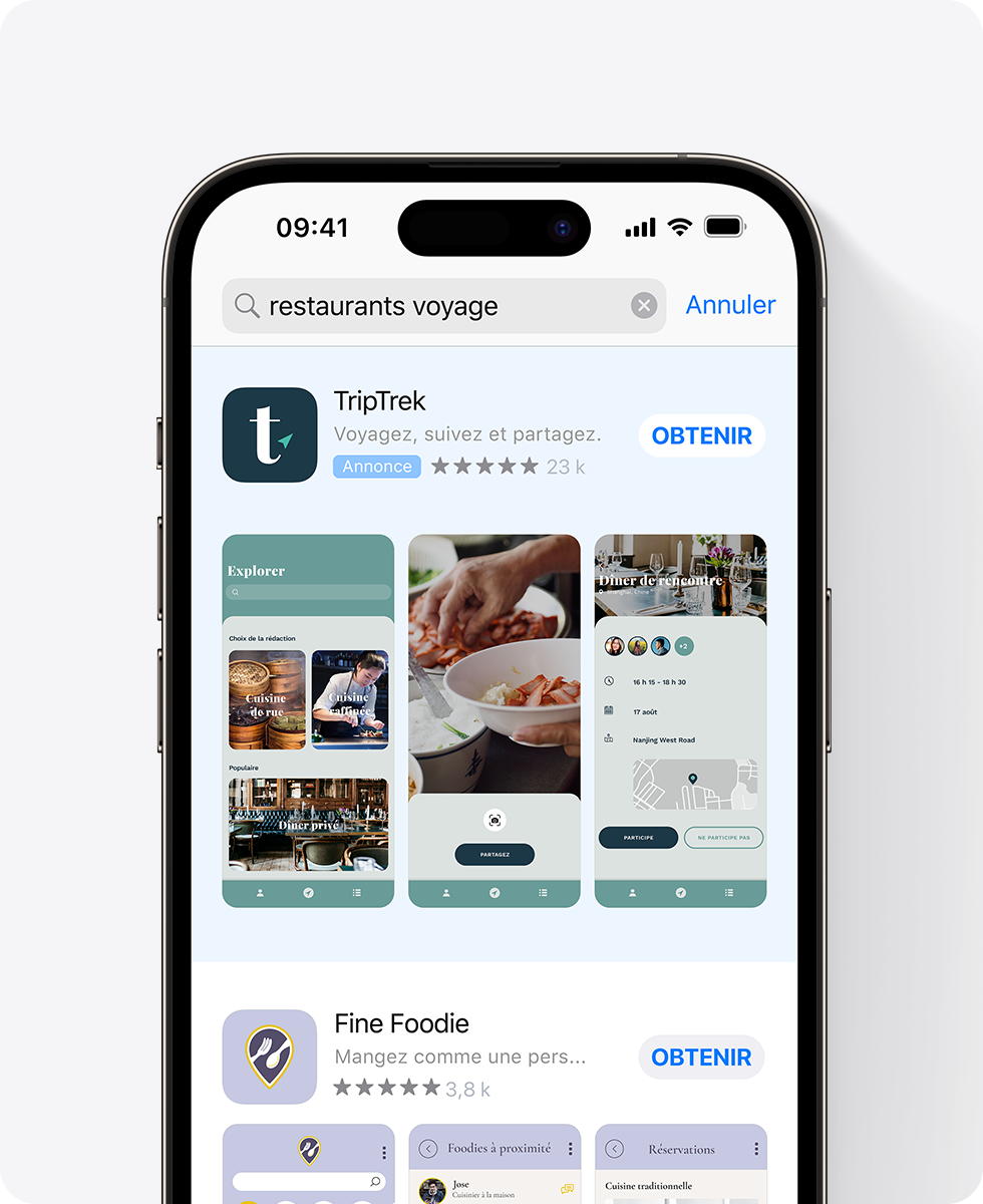 Un iPhone affiche une annonce de l’app fictive TripTrek en tête des résultats de recherche de l’App Store. L’annonce contient trois captures d’écran concernant des restaurants et la requête saisie dans le champ de recherche est « dîner en voyage ».