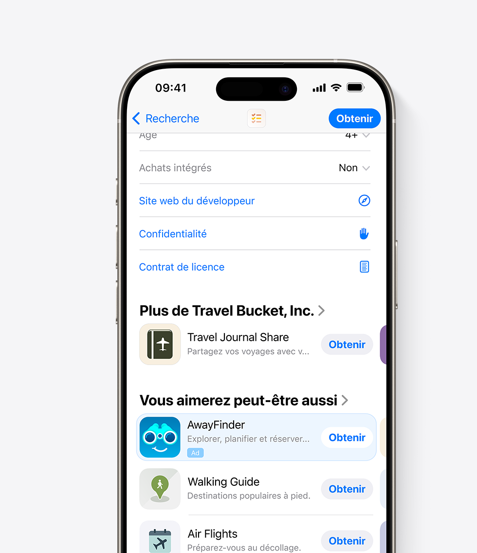 Un iPhone avec l’App Store ouvert. Une annonce de l’app fictive AwayFinder apparaît en bas d’une page produit de l’App Store. On peut la voir en faisant défiler la page vers le bas.