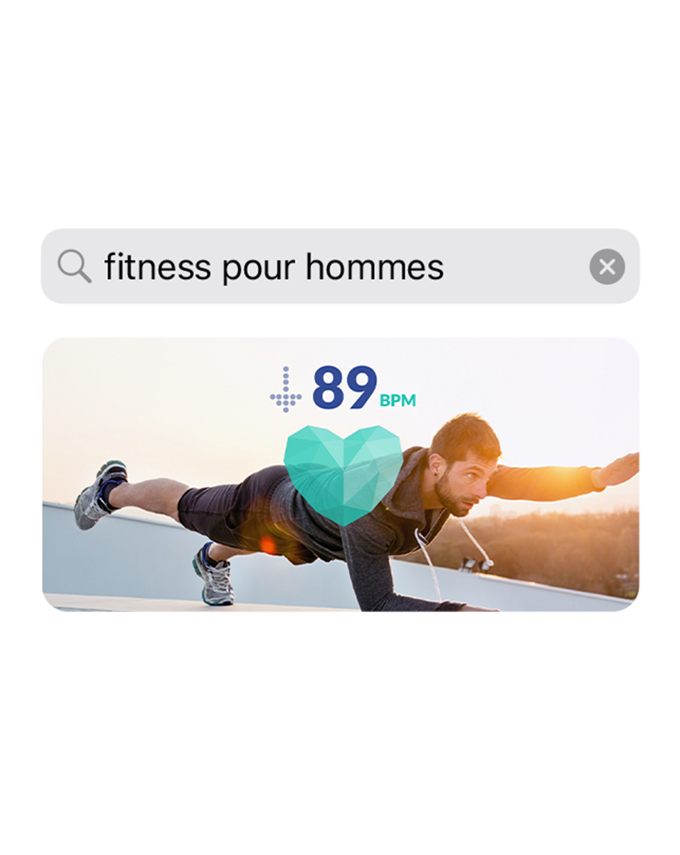 Capture d’écran d’une app affichant la requête de recherche « men’s fitness » (fitness homme), au-dessus d’une image montrant un homme faisant de l’exercice.