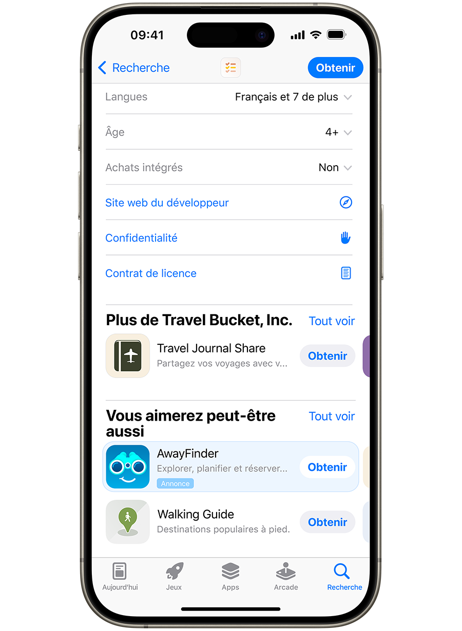 Un iPhone avec l’App Store ouvert. Une annonce de l’app fictive AwayFinder apparaît en bas d’une page produit de l’App Store. On peut la voir en faisant défiler la page vers le bas.