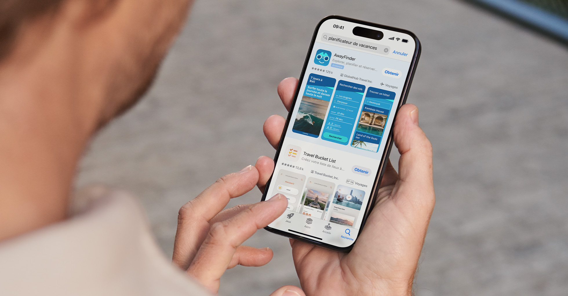 Une personne recherche « planificateur de vacances » dans l’App Store, et AwayFinder apparaît en haut des résultats de recherche.