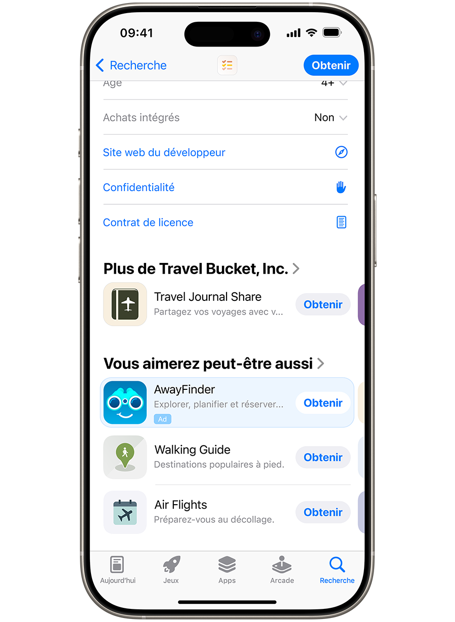 Un iPhone avec l’App Store ouvert. Une annonce de l’app fictive AwayFinder apparaît en bas d’une page produit de l’App Store. On peut la voir en faisant défiler la page vers le bas.