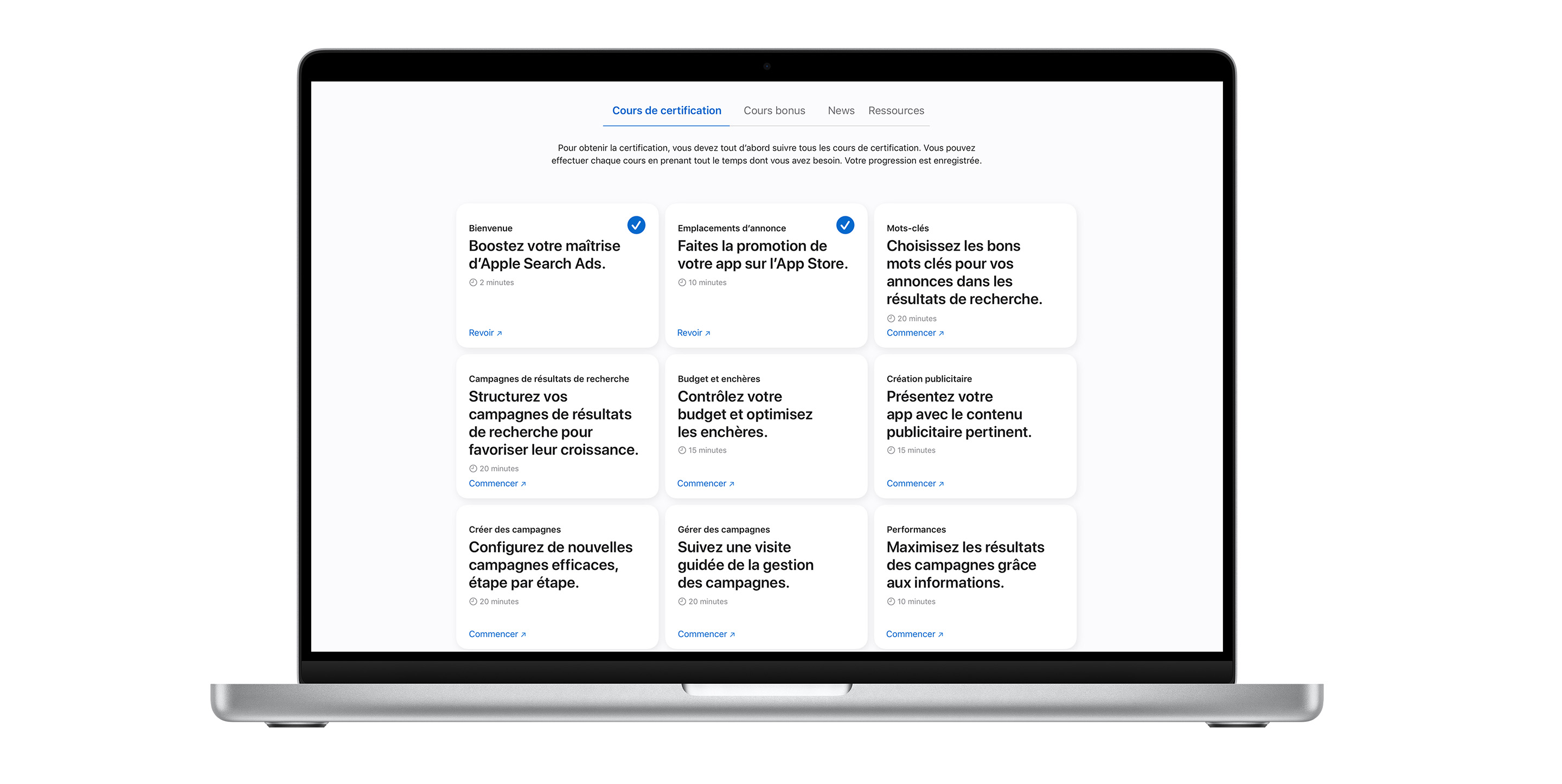 La page des cours de certification Apple Search Ads affichant neuf modules de cours. Les deux premiers cours sont cochés en bleu, indiquant qu’ils sont terminés.