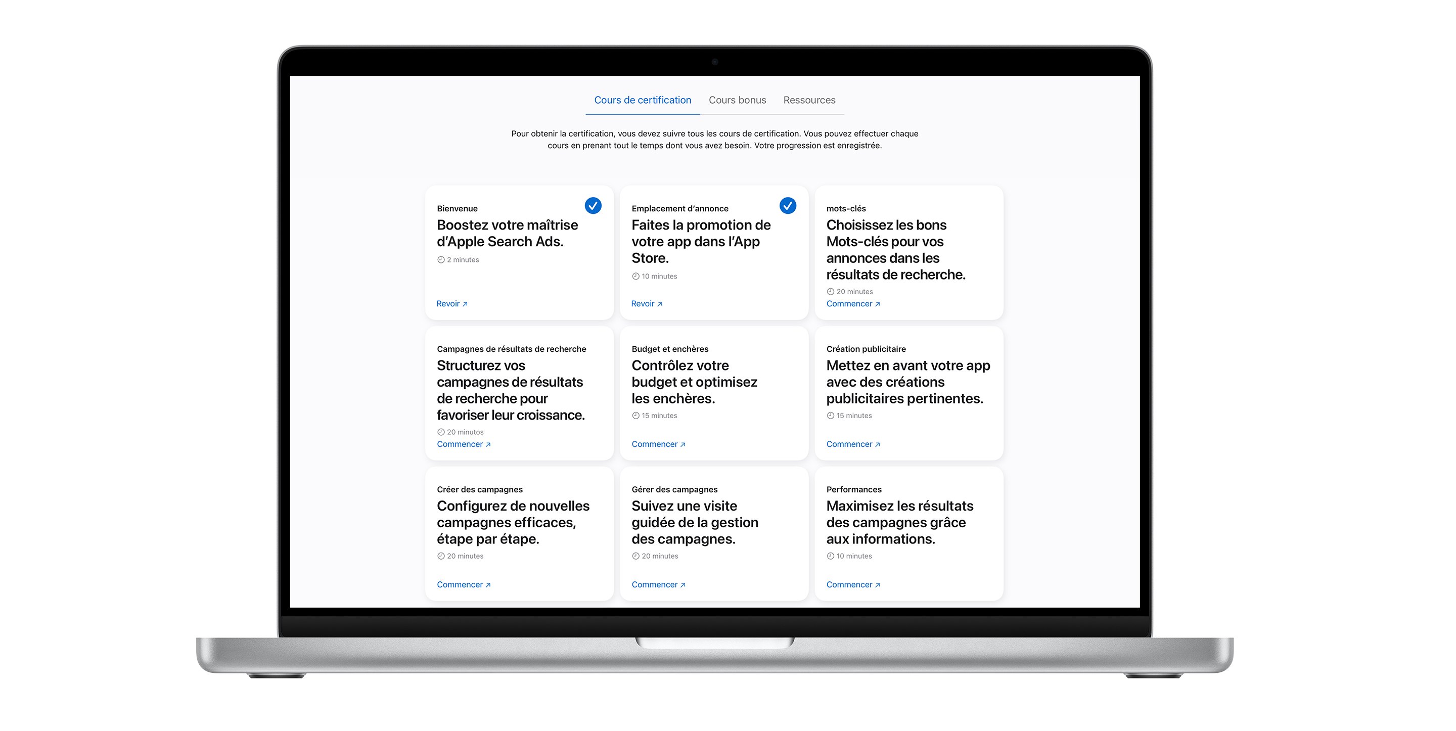 Page des cours de certification Apple Search Ads affichant neuf modules de cours. Les deux premiers cours sont cochés en bleu, ce qui indique qu’ils sont terminés.