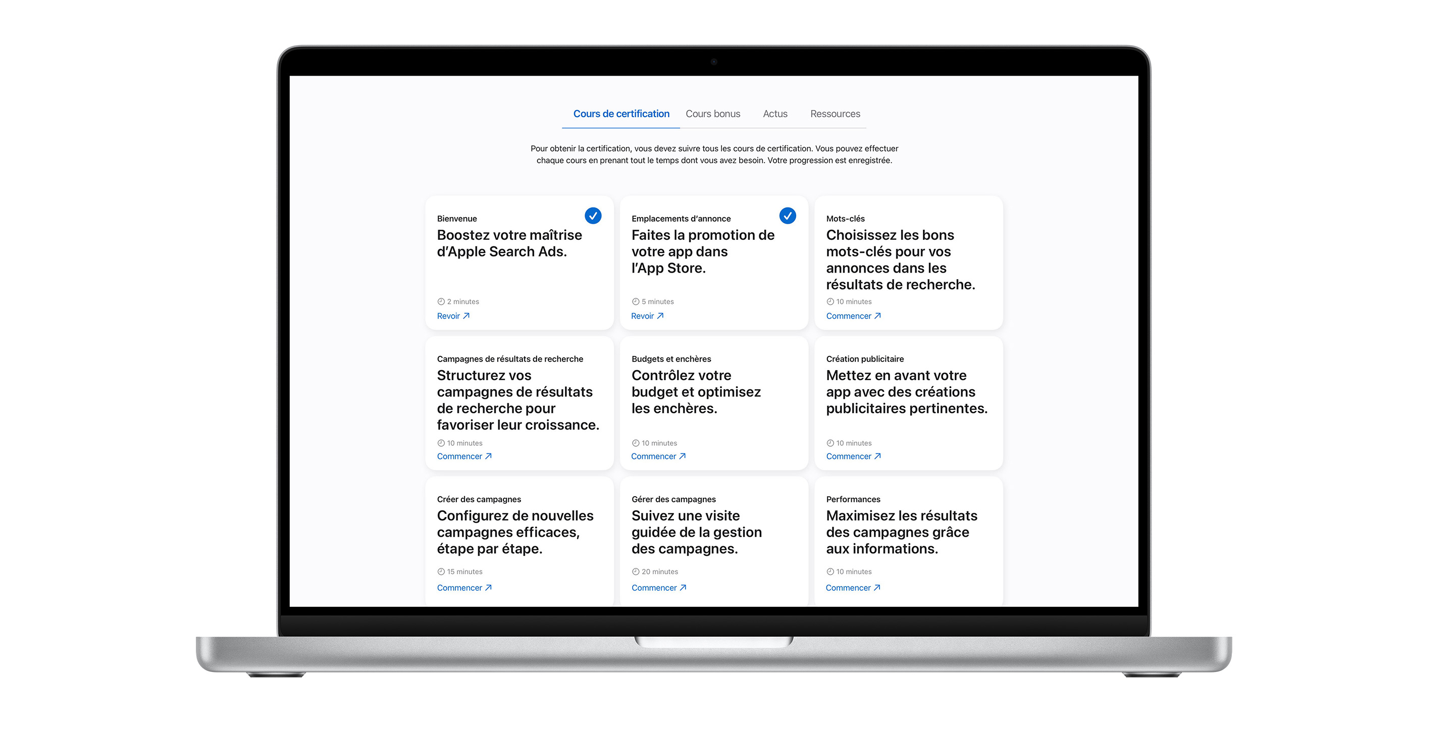 La page des cours de certification Apple Search Ads affichant neuf modules de cours. Les deux premiers cours sont cochés en bleu, indiquant qu’ils sont terminés.