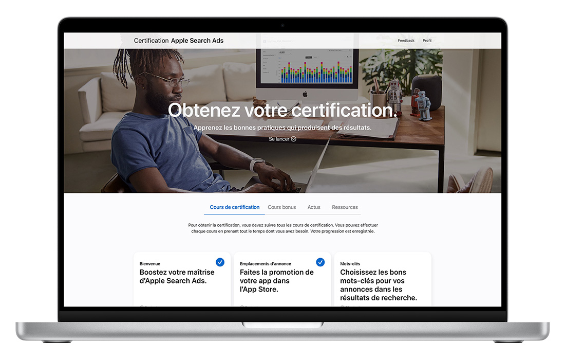 Un MacBook affichant la page d’accueil Certification Apple Search Ads.