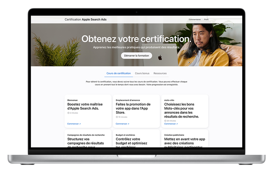 Un MacBook affichant la page d’accueil de la certification Apple Search Ads. 