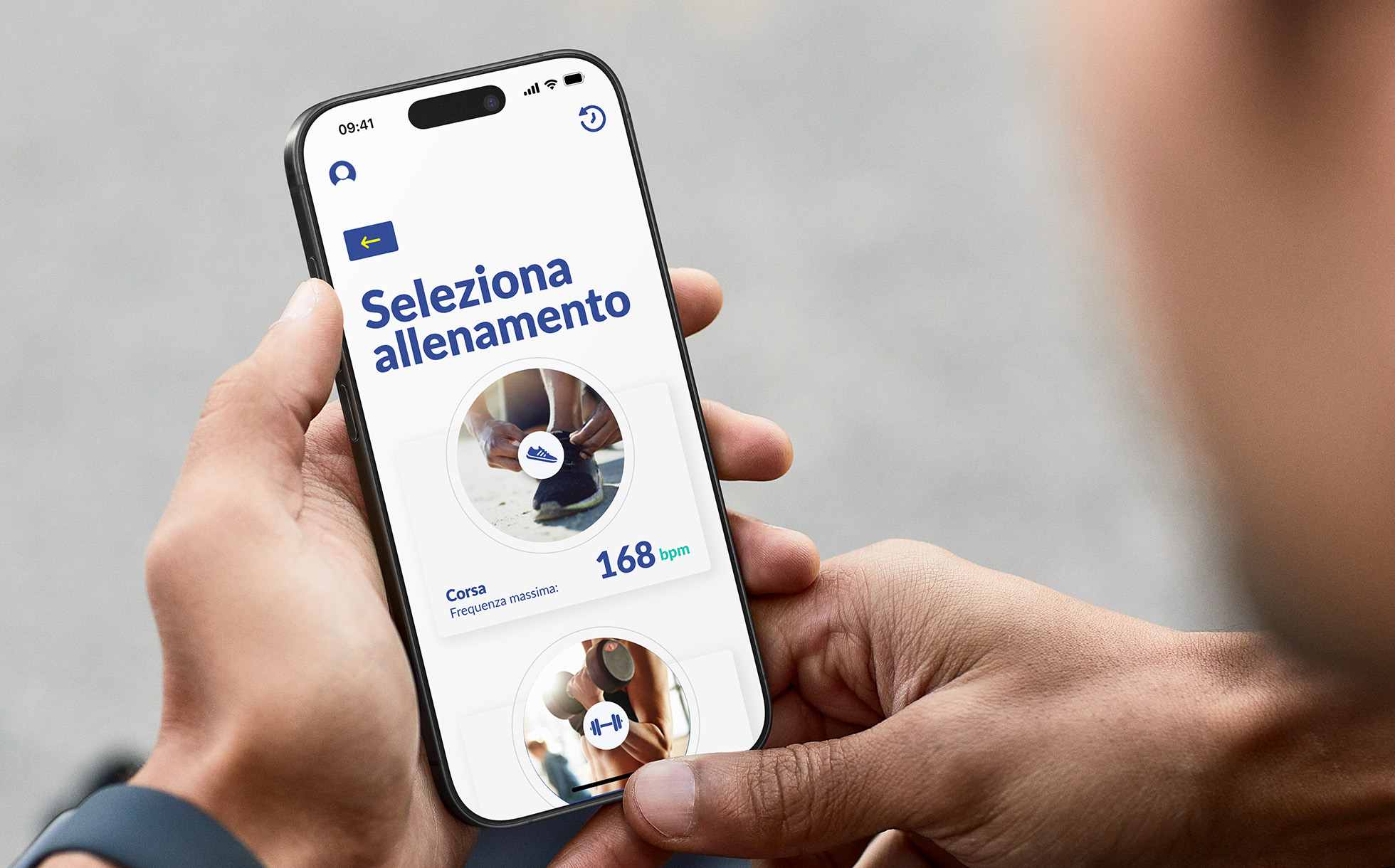 Persona che usa l’app di esempio, Sprint Pacer, su un iPhone. La schermata mostra l’opzione per selezionare l’allenamento e le metriche relative a una precedente corsa. 