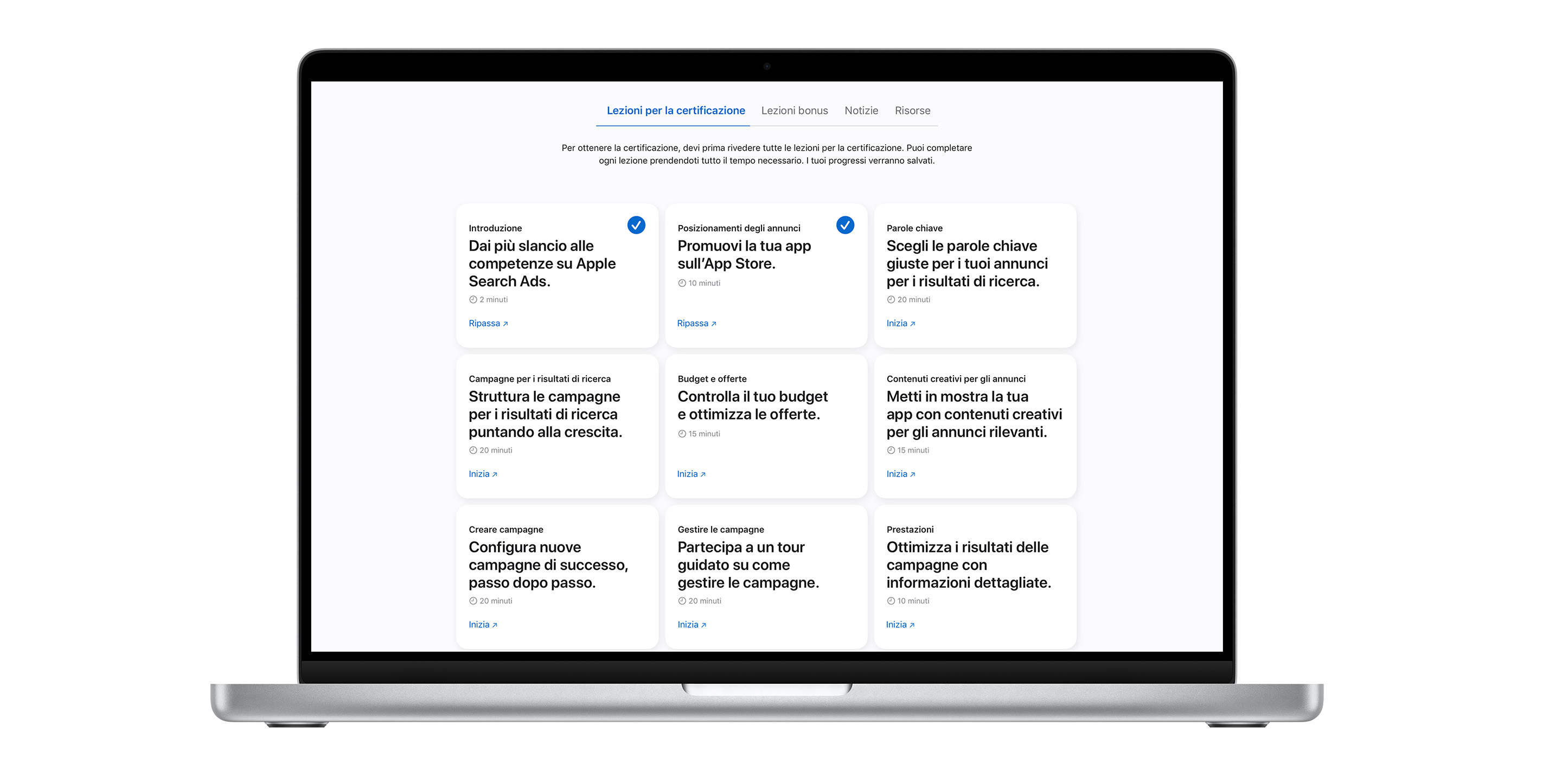 Pagina delle lezioni per la certificazione Apple Search Ads che mostra nove moduli di lezione. Le prime due lezioni hanno un segno di spunta blu, a indicare che sono state completate.