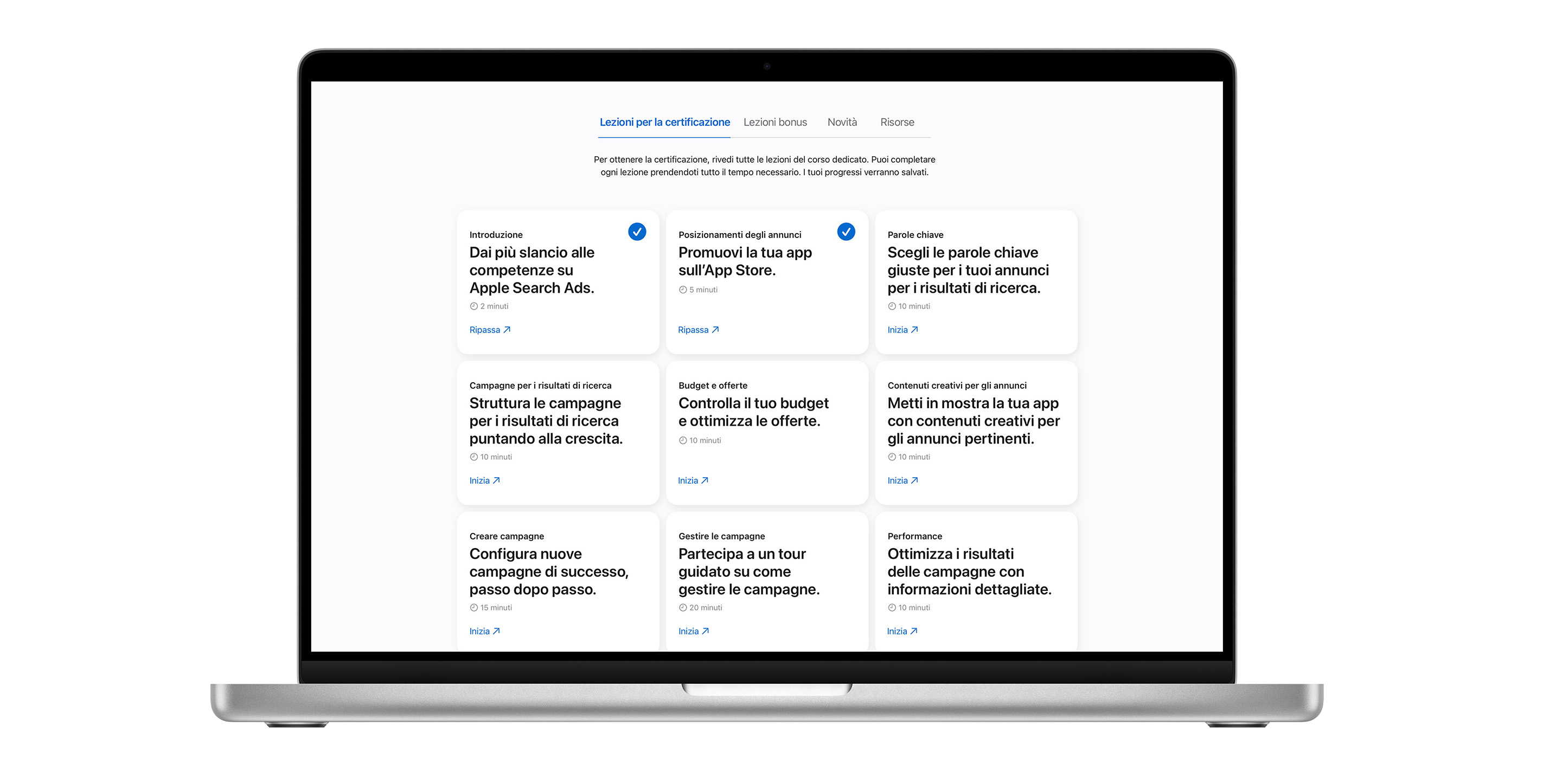 Pagina delle lezioni per la certificazione Apple Search Ads che mostra nove moduli di lezione. Le prime due lezioni hanno un segno di spunta blu, a indicare che sono state completate.