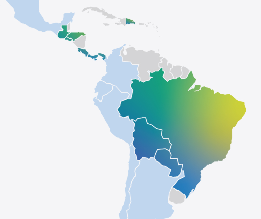 Um mapa da América Central e América do Sul com Brasil, Bolívia, Costa Rica, República Dominicana, El Salvador, Guatemala, Honduras, Panamá e Paraguai destacados em azul, verde e amarelo.