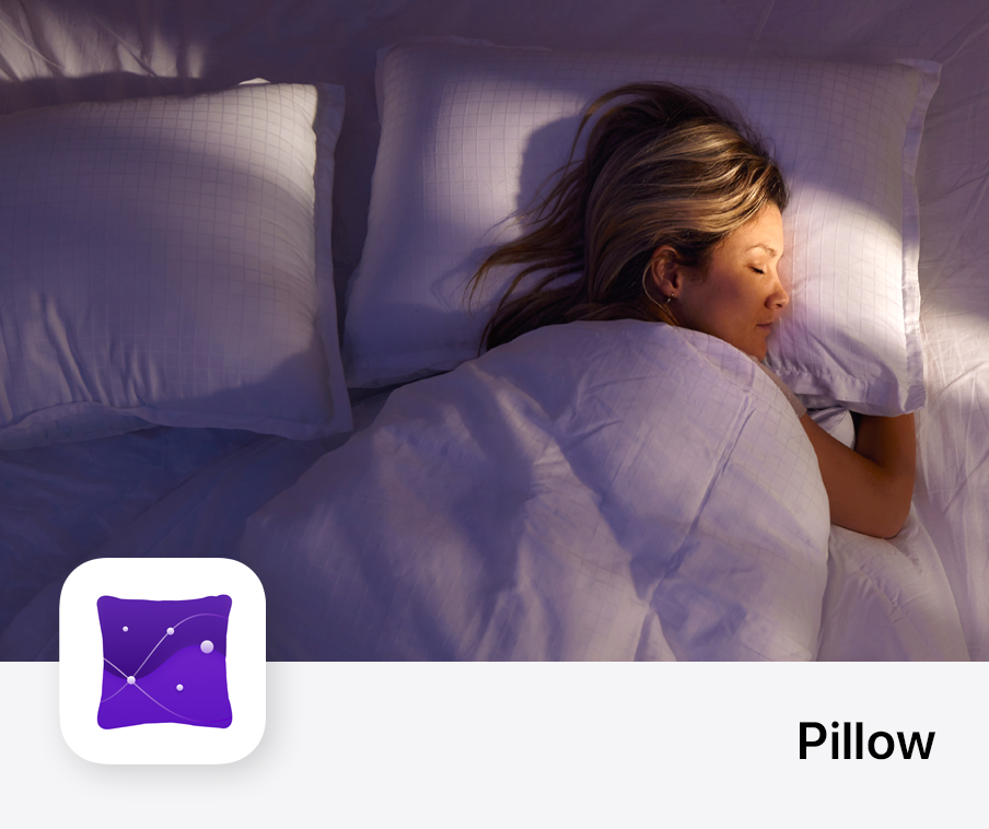 Eine Person, die in einem Bett schläft. Darunter befindet sich das Symbol der Pillow App.
